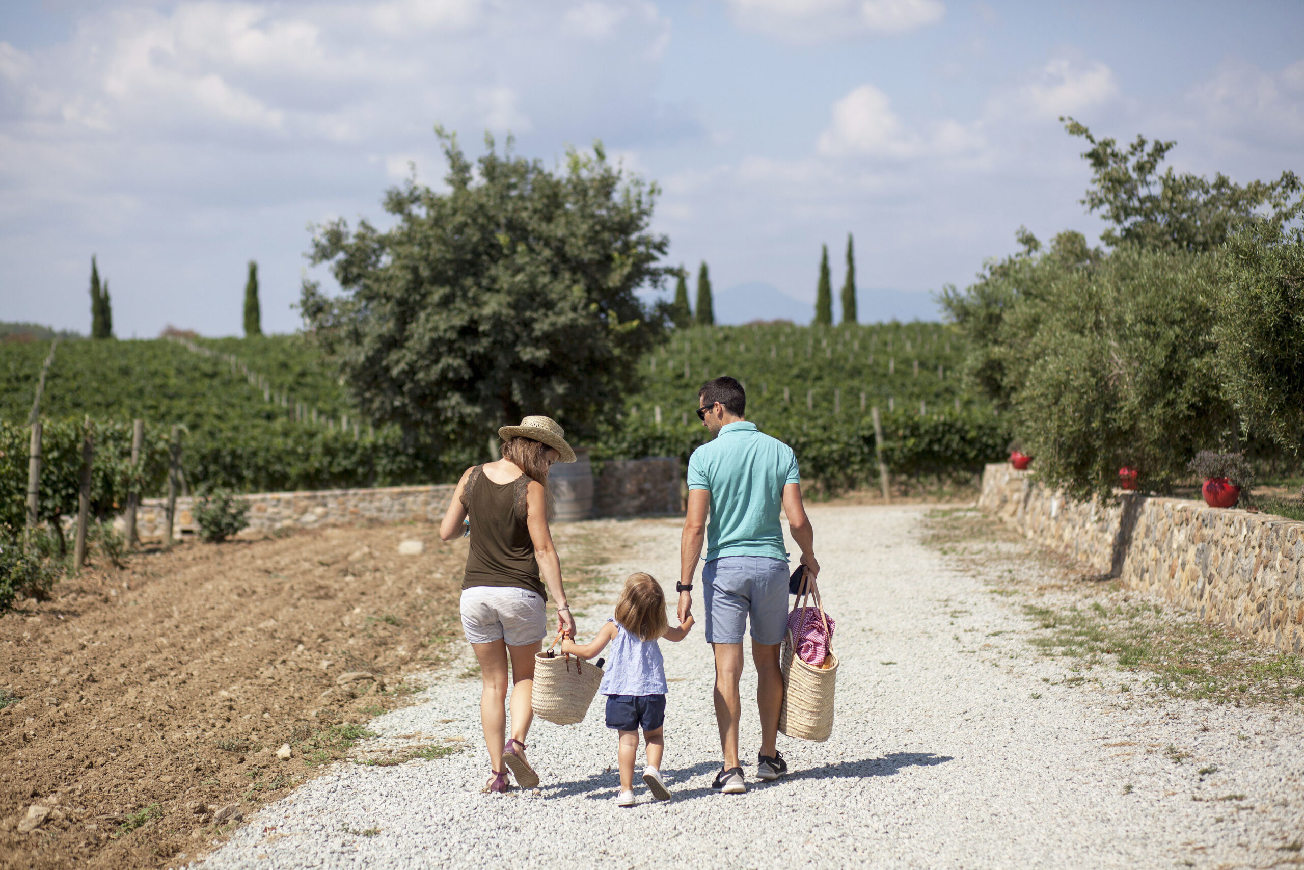 Family strolling through the vineyards_CTB_Copyright TONI VILCHES FOTOGRAFIA
